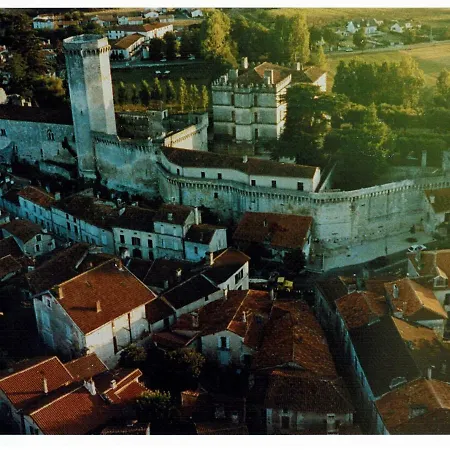 D'hotes Le Donjon Couette-café 3*