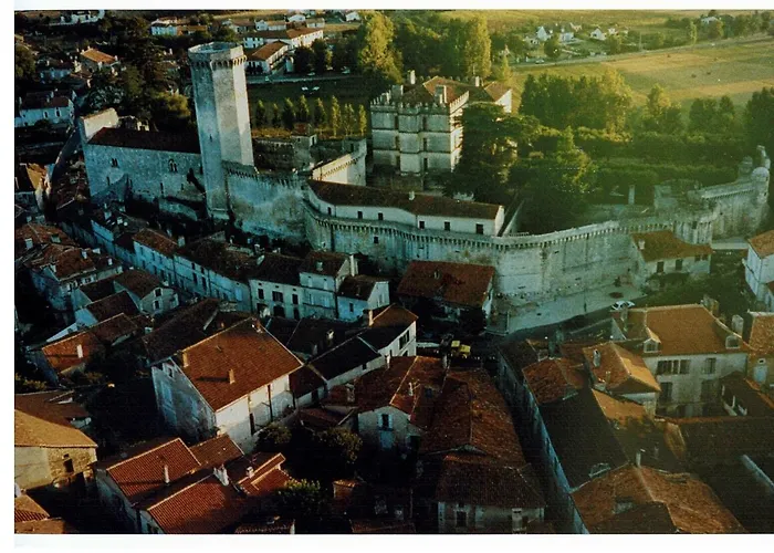 D'hotes Le Donjon Bed & Breakfast 3*